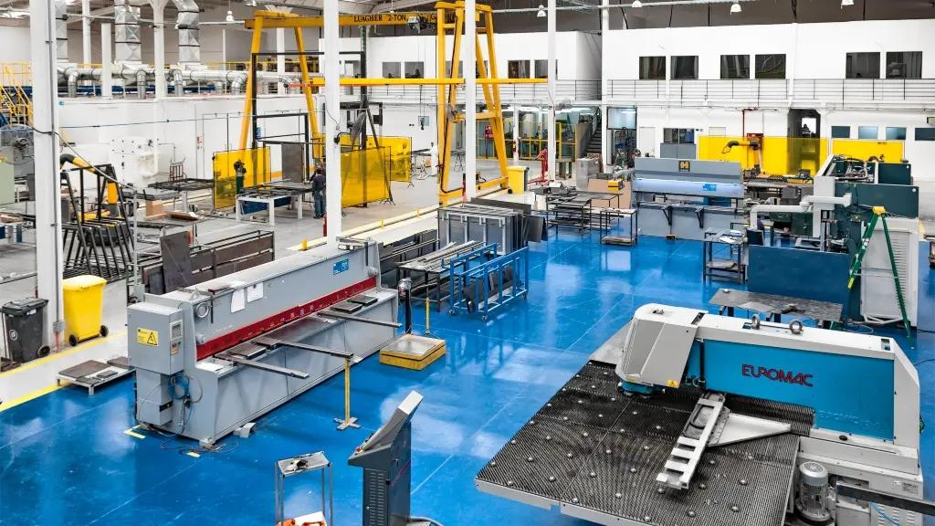 Manufacturing Fabricación, proceso de producción de bienes mediante máquinas, herramientas y mano de obra.